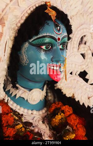 Potrait der hinduistischen Göttin kali, wunderschönes maa kali Idol während des kali Pujo Festivals in westbengalen. Die kali Puja findet am Tag des diwali in bengalen statt Stockfoto