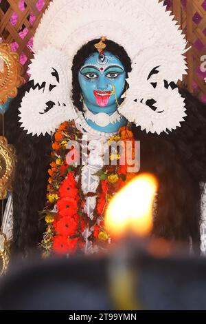 Potrait der hinduistischen Göttin kali, wunderschönes maa kali Idol während des kali Pujo Festivals in westbengalen. Die kali Puja findet am Tag des diwali in bengalen statt Stockfoto