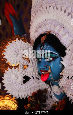 Potrait der hinduistischen Göttin kali, wunderschönes maa kali Idol während des kali Pujo Festivals in westbengalen. Die kali Puja findet am Tag des diwali in bengalen statt Stockfoto