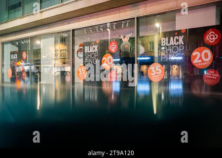 Berlin, Deutschland. November 2023. Schwarze Freitagsposter sind im Schaufenster eines Kaufhauses in der Schloßstraße, der Haupteinkaufsstraße im Berliner Stadtteil Steglitz, ausgestellt. Quelle: Christoph Soeder/dpa/Alamy Live News Stockfoto