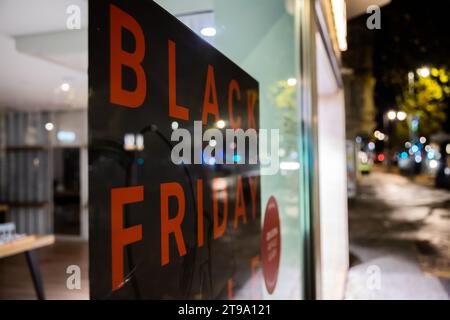 Berlin, Deutschland. November 2023. Ein Black Friday Poster hängt am Fenster eines Brillengeschäfts in der Schloßstraße, der Haupteinkaufsstraße im Berliner Stadtteil Steglitz. Quelle: Christoph Soeder/dpa/Alamy Live News Stockfoto