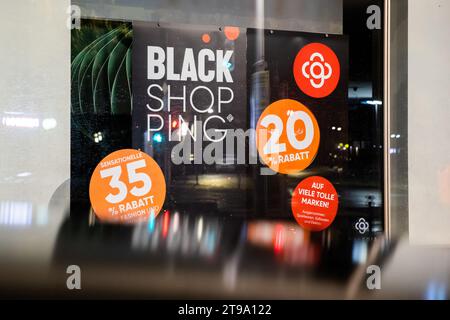 Berlin, Deutschland. November 2023. Schwarze Freitagsposter sind im Schaufenster eines Kaufhauses in der Schloßstraße, der Haupteinkaufsstraße im Berliner Stadtteil Steglitz, ausgestellt. Quelle: Christoph Soeder/dpa/Alamy Live News Stockfoto