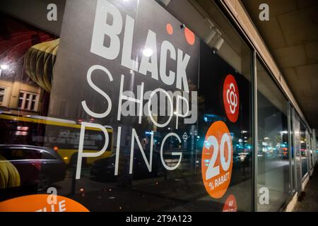 Berlin, Deutschland. November 2023. Schwarze Freitagsposter sind im Schaufenster eines Kaufhauses in der Schloßstraße, der Haupteinkaufsstraße im Berliner Stadtteil Steglitz, ausgestellt. Quelle: Christoph Soeder/dpa/Alamy Live News Stockfoto