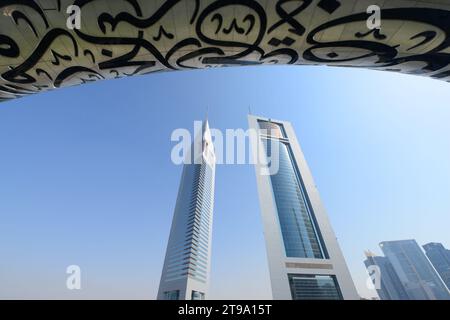 Die Emirates Towers vom Balkon des Museum of the Future im Financial District in Dubai, VAE. Stockfoto