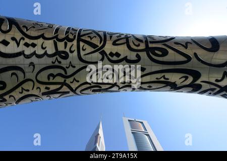 Die Emirates Towers vom Balkon des Museum of the Future im Financial District in Dubai, VAE. Stockfoto