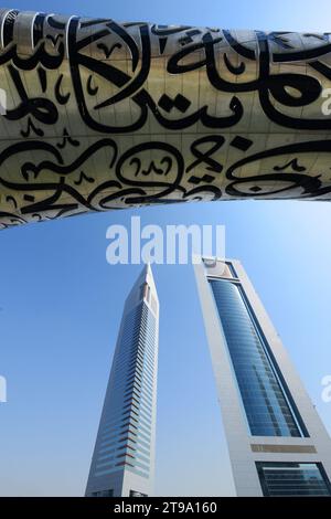 Die Emirates Towers vom Balkon des Museum of the Future im Financial District in Dubai, VAE. Stockfoto