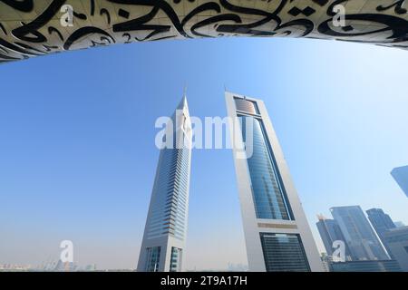 Die Emirates Towers vom Balkon des Museum of the Future im Financial District in Dubai, VAE. Stockfoto