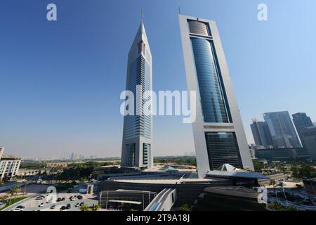 Die Emirates Towers vom Balkon des Museum of the Future im Financial District in Dubai, VAE. Stockfoto