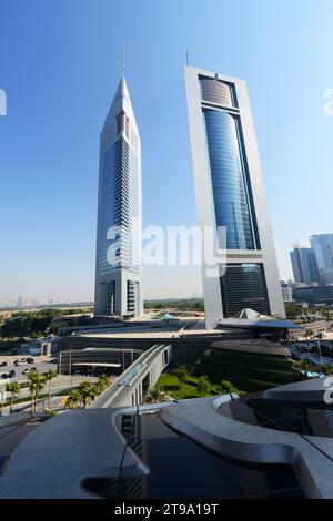 Die Emirates Towers vom Balkon des Museum of the Future im Financial District in Dubai, VAE. Stockfoto