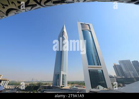 Die Emirates Towers vom Balkon des Museum of the Future im Financial District in Dubai, VAE. Stockfoto