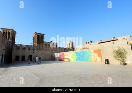 Traditionelle emiratische Gebäude im historischen Viertel Al Fahidi in Dubai, VAE. Stockfoto