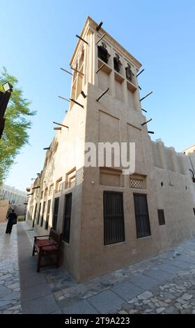 Traditionelle emiratische Gebäude im historischen Viertel Al Fahidi in Dubai, VAE. Stockfoto