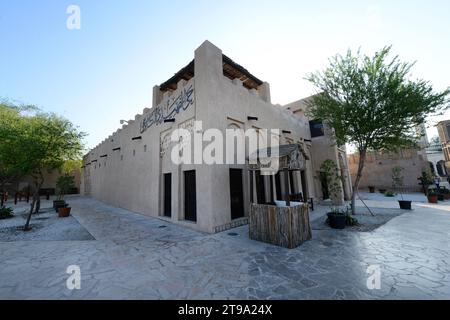 Traditionelle emiratische Gebäude im historischen Viertel Al Fahidi in Dubai, VAE. Stockfoto