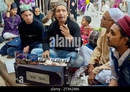 Qawwali-Musiker im Haji Ali Dargah und in der Moschee in Worli, Mumbai, Indien, die Sufi-hingebungsvolle Musik und Lieder mit typischen lebhaften Handgesten aufführen Stockfoto