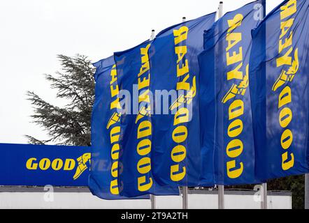 23. November 2023, Brandenburg, Fürstenwalde: Fahnen mit dem Aufdruck „Goodyear“ fliegen vor Werkstor 1 am Standort des Reifenherstellers Fürstenwalde. Nach der Ankündigung des Unternehmens, am Standort Fürstenwalde 750 Arbeitsplätze abzubauen, will der betriebsrat Goodyear bei einer Betriebsversammlung Stellung nehmen. Vor dem Werk ist dann eine Protestkundgebung geplant. Foto: Soeren Stache/dpa Stockfoto