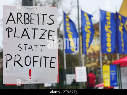 23. November 2023, Brandenburg, Fürstenwalde: Neben den Fahnen hängt ein Poster mit dem Aufdruck „Goodyear“ neben Werkstor 1 des Reifenherstellers Fürstenwalde. Nach der Ankündigung des Unternehmens, 750 Arbeitsplätze am Standort Fürstenwalde abzubauen, nahm der betriebsrat Goodyear während einer Betriebsversammlung Stellung. Eine Protestkundgebung war dann vor dem Werk geplant. Foto: Soeren Stache/dpa Stockfoto