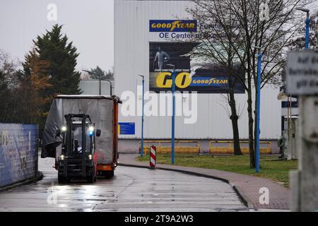 23. November 2023, Brandenburg, Fürstenwalde: Ein Gabelstapler mit Anhänger fährt am Standort Fürstenwalde des Reifenherstellers Goodyear bis Werksteig 1. Nach der Ankündigung des Unternehmens, 750 Arbeitsplätze am Standort Fürstenwalde abzubauen, nahm der betriebsrat Goodyear während einer Betriebsversammlung Stellung. Es folgte eine Protestkundgebung vor dem Werk. Foto: Soeren Stache/dpa Stockfoto