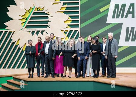 Bündnis 90/Die Grünen - 49. Ordentliche Bundesdeligiertenkonferenz 2023 in Karlsruhe - die Spitze der Grünen Partei auf der Bühne u.a. mit Robert Habeck, Bundeswirtschaftsminister Ricarda lang, Bundesvorsitzende, Omid Nouripour, Bundesvorsitzender, Steffi Lemke, Bundesumweltministerin, Annalena Baerbock, Außenministerin, Winfried Kretschmann, Ministerpräsident Baden-Württemberg, Emily Büning, Politische Bundesgeschäftsführerin, Britta Haßelmann, Fraktionsvorsitzend im Bundestag, Terry Reintke, Mitglied des Europäischen ParlamentsBündnis 90/die Grünen - 49. Ordentliche Bundesdeligiertenkonfere Stockfoto