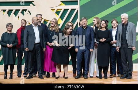 Bündnis 90/Die Grünen - 49. Ordentliche Bundesdeligiertenkonferenz 2023 in Karlsruhe - die Spitze der Grünen Partei auf der Bühne u.a. mit Robert Habeck, Bundeswirtschaftsminister Ricarda lang, Bundesvorsitzende, Omid Nouripour, Bundesvorsitzender, Steffi Lemke, Bundesumweltministerin, Annalena Baerbock, Außenministerin, Winfried Kretschmann, Ministerpräsident Baden-Württemberg, Emily Büning, Politische Bundesgeschäftsführerin, Britta Haßelmann, Fraktionsvorsitzend im Bundestag, Terry Reintke, Mitglied des Europäischen ParlamentsBündnis 90/die Grünen - 49. Ordentliche Bundesdeligiertenkonfere Stockfoto