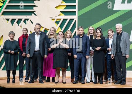 Bündnis 90/Die Grünen - 49. Ordentliche Bundesdeligiertenkonferenz 2023 in Karlsruhe - die Spitze der Grünen Partei auf der Bühne u.a. mit Robert Habeck, Bundeswirtschaftsminister Ricarda lang, Bundesvorsitzende, Omid Nouripour, Bundesvorsitzender, Steffi Lemke, Bundesumweltministerin, Annalena Baerbock, Außenministerin, Winfried Kretschmann, Ministerpräsident Baden-Württemberg, Emily Büning, Politische Bundesgeschäftsführerin, Britta Haßelmann, Fraktionsvorsitzend im Bundestag, Terry Reintke, Mitglied des Europäischen ParlamentsBündnis 90/die Grünen - 49. Ordentliche Bundesdeligiertenkonfere Stockfoto