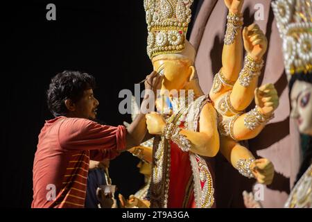 Birbhum, Westbengalen, Indien - 14. Oktober 2023: Ein Künstler malt die Augen des Idol Durga vor dem Puja-Festival Stockfoto