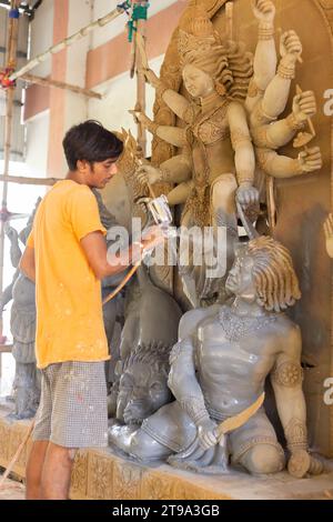 Birbhum, Westbengalen, Indien - 14. Oktober 2023: Ein Künstler malt das Idol Durga vor dem Puja-Festival Stockfoto