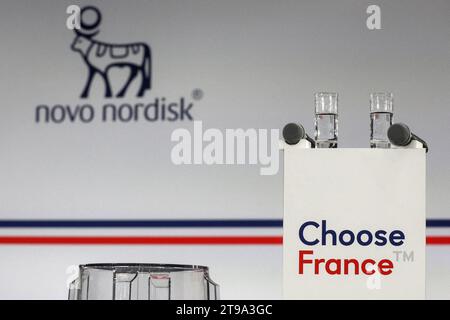 Chartres, Frankreich. November 2023. Präsident Emmanuel Macron besucht am 23. November 2023 das dänische multinationale Pharmaunternehmen Novo Nordisk in Chartres, Zentralfrankreich. Emmanuel Macron wird am 23. November 2023 in Chartres (Eure-et-Loir) eine Investition in Höhe von mehr als zwei Milliarden Euro aus dem dänischen Novo Nordisk in die Herstellung von Medikamenten gegen Diabetes und Adipositas formalisieren und damit der Reindustrialisierung des Landes einen neuen Aspekt verleihen. Foto: Stephane Lemouton/Pool/ABACAPRESS.COM Credit: Abaca Press/Alamy Live News Stockfoto