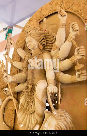 Ein unvollendetes Tonidol der Göttin durga während des durga Puja Festivals in Westbengalen, Indien Stockfoto
