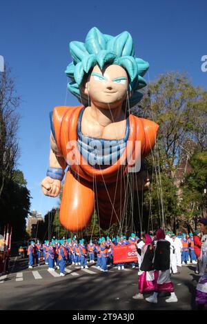 NEW YORK, NY - 23. NOVEMBER: Goku bei der 2023 Macy s Thanksgiving Day Parade am 23. November 2023 in New York City. Copyright: XRWx Credit: Imago/Alamy Live News Stockfoto