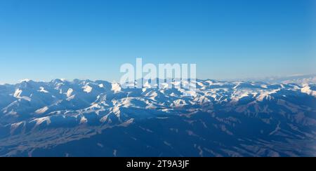 Atemberaubende Landschaft und zerklüftete Berge erheben sich vor Sonnenaufgang, aus der Vogelperspektive. Stockfoto