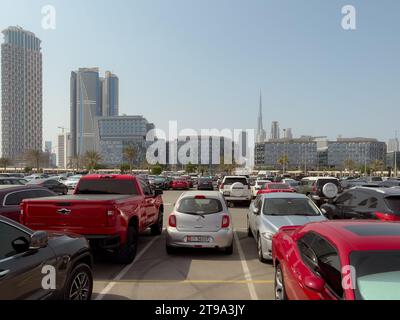Dubai, Vereinigte Arabische Emirate - 7. November 2022 : Blick auf die modernen Bürogebäude im designviertel dubai vom Parkplatz aus. Stockfoto