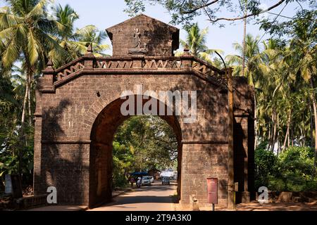 Old Goa, Indien - 19. Dezember 2022 : Blick auf den Arch des Vizekönigs oder den Arch des Vizekönigs, der 1599 zu Ehren von Vasco da Gama von seinem Enkel Pater erbaut wurde Stockfoto