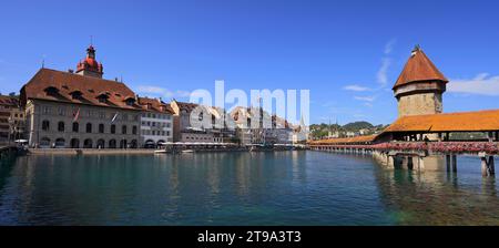 Panoramablick auf die Kapellbrücke zusammen mit dem achteckigen Wasserturm in Luzern, Schweiz Stockfoto