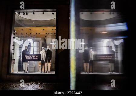 Berlin, Deutschland. November 2023. Ein Black Friday Poster ist im Fenster eines Bekleidungsgeschäfts am Kurfürstendamm zu sehen. Quelle: Christoph Soeder/dpa/Alamy Live News Stockfoto