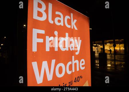 Berlin, Deutschland. November 2023. Die Black Friday-Werbung eines Online-Versandhandels auf der Bundesallee. Quelle: Christoph Soeder/dpa/Alamy Live News Stockfoto