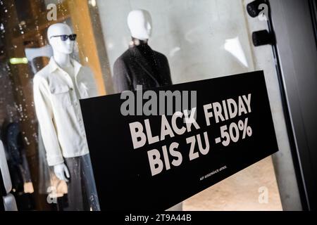 Berlin, Deutschland. November 2023. Ein Black Friday Poster ist im Fenster eines Bekleidungsgeschäfts am Kurfürstendamm zu sehen. Quelle: Christoph Soeder/dpa/Alamy Live News Stockfoto