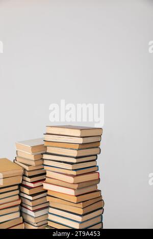Ein Stapel Bücher auf weißem Hintergrund in der Bibliothek im Büro Stockfoto