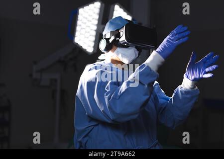 Birassische Chirurgin im OP-Kleid mit vr-Headset. Medizin, Gesundheitswesen, Chirurgie, Technologie, Arbeit und Krankenhaus, una Stockfoto