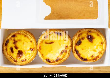 Draufsicht portugiesische Eierkörtchen in einer Box in horizontaler Zusammensetzung Stockfoto