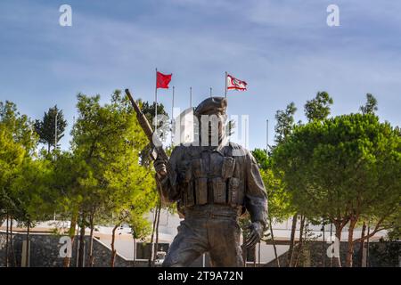 Bogazkoy, Kyrenia (Girne), Nordzypern - 24. Oktober 2023: Militärfriedhof Boğaz (türkisch Boğaz Şehitliği) mit türkischer Soldatenstatue Stockfoto