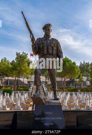 Bogazkoy, Kyrenia (Girne), Nordzypern - 24. Oktober 2023: Militärfriedhof Boğaz (türkisch Boğaz Şehitliği) mit türkischer Soldatenstatue Stockfoto