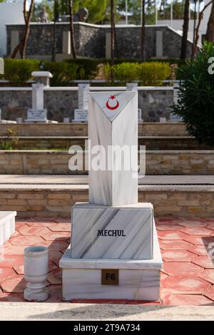 Bogazkoy, Kyrenia (Girne), Nordzypern - 24. Oktober 2023: Grab des unbekannten Soldaten (Mechul asker mezari) auf dem Militärfriedhof Boğaz (türkisch Boğ) Stockfoto