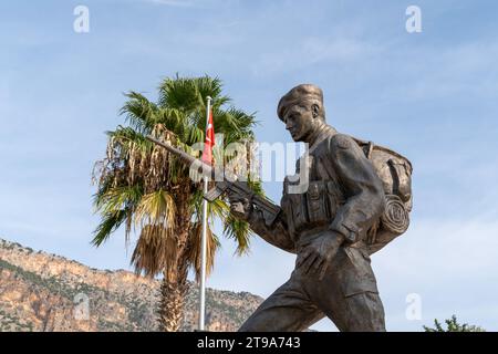 Bogazkoy, Kyrenia (Girne), Nordzypern - 24. Oktober 2023: Militärfriedhof Boğaz (türkisch Boğaz Şehitliği) mit türkischer Soldatenstatue Stockfoto