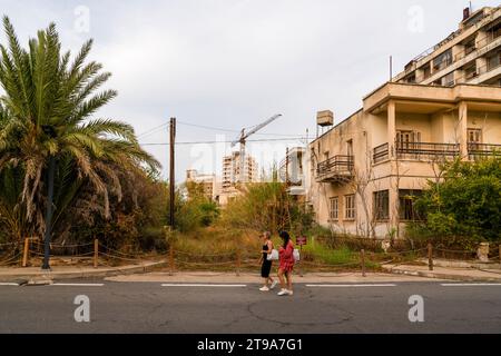 Famagusta (Kapali Maras), Nordzypern - 26. Oktober 2023: Gebäude und Touristen in der verlassenen Stadt Varosha. Stockfoto