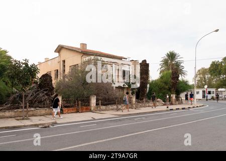 Famagusta (Kapali Maras), Nordzypern - 26. Oktober 2023: Gebäude und Touristen in der verlassenen Stadt Varosha. Stockfoto