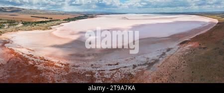 Panoramablick über das rosa Salz des Lake Bumbunga in Lochiel in South Australia Stockfoto