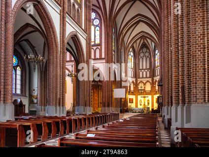 Warschau, Polen - 6. Juni 2021: Hauptschiff und Presbyterium des Heiligen Florian Martyr und Michaelskirche in der Florianska Straße in Praga Stockfoto