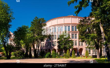 Warschau, Polen - 22. Juni 2021: Warschauer Wirtschaftsschule SGH Wirtschaftsschule Hauptgebäude in der Aleja Niepodleglosci Straße in Mokotow Stockfoto