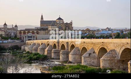 Die römische Brücke über einen ruhigen Fluss in Cordoba, Andalusien, Spanien Stockfoto