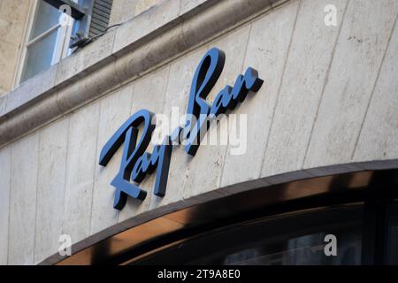 Bordeaux , Frankreich - 11 16 2023 : Ray Ban Schild Markenboutique und Text Logo auf Fassadenwand Ladenkette von Sonnenbrillen Brillengeschäft Stockfoto